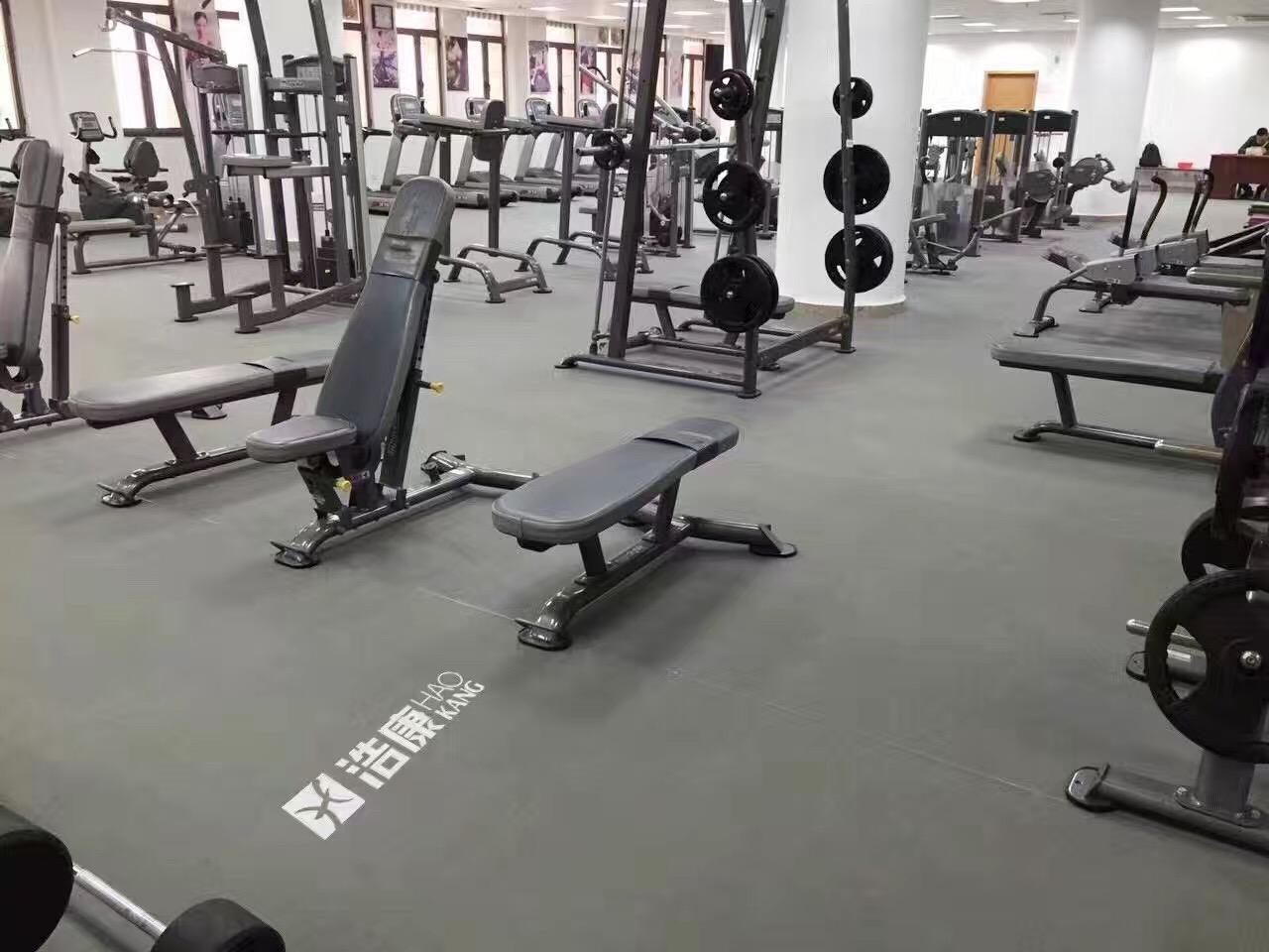 健身房运动地板费用_健身房运动木地板施工_家里健身房地板