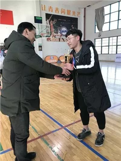 篮球队冠军喜报_新生代篮球冠军是谁_篮球冠军人物介绍