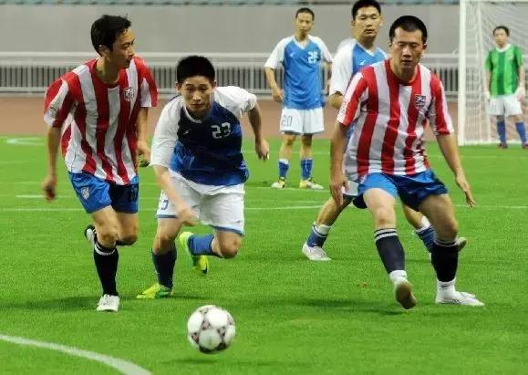 足球五人制守门员触球技巧_5人足球守门员规则_五人足球守门员能用手吗