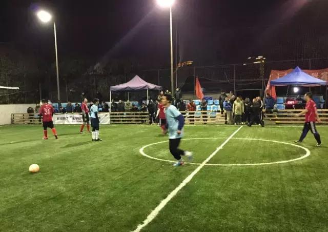 五人足球守门员能用手吗_足球五人制守门员触球技巧_5人足球守门员规则