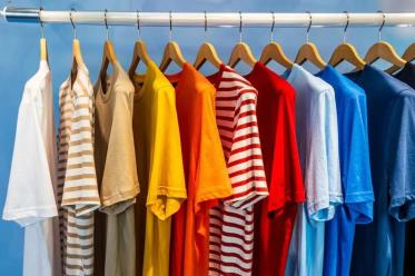 收纳技巧衣服生活用品视频_收纳衣服的方法简约出行_生活衣服收纳技巧